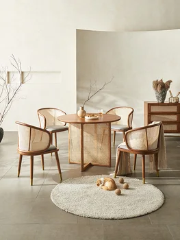 Сочетание обеденного стола и стула из массива скандинавского ротанга и креативного японского домашнего ресторана B&B Hotel