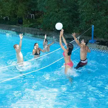 Волейбольная игра в бассейне длиной 12 футов с утяжеленной сеткой
